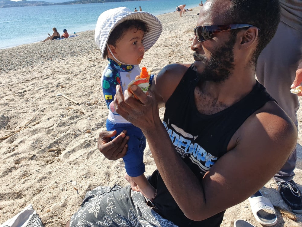 Eric donne à Adao son gouter